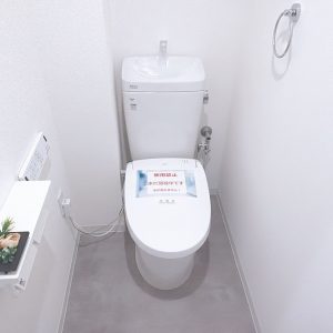 快適性に配慮された温水洗浄便座付トイレ。清潔に保ちやすく、毎日気持ちよくご使用いただけます