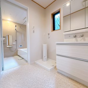 大きな三面鏡化粧台は朝の身支度で大活躍！収納スペースも豊富なので水廻りを清潔に保ててうれしいですね(^^♪