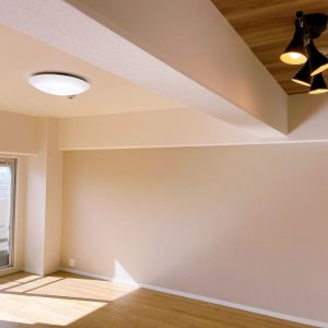 デザインのある間接照明がリビングに優しい光を取り込んでくれます。