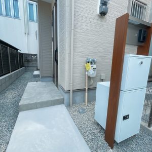 インターホン下には忙しい奥様の味方、宅配ボックスが♪ダイヤル式の鍵が付いてます(外観)