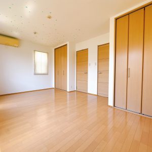 広さにゆとりのあるお部屋は、間仕切りを設けることで2部屋としても利用できそうです♪(内装)