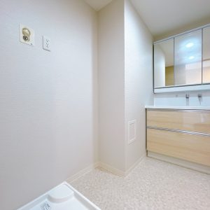 洗濯機を置いても圧迫感のない広さがあります♪(内装)