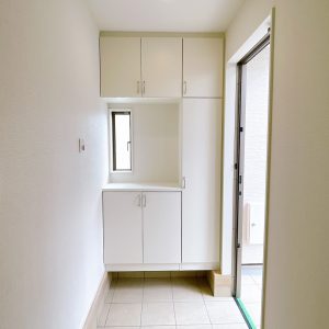 収納量ばっちりのコの字型のシューズボックス。