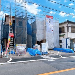 完成前で、あと１号棟となっております！接面道路８ｍと広く、車の出し入れも安心です♪