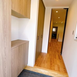 シューズボックスと収納スペースを備えた、機能的な玄関です！(玄関)