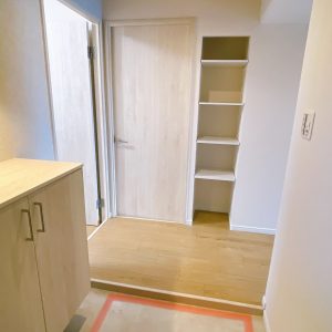 シューズボックス付き。玄関を開けてすぐに見える収納スペースはおしゃれにインテリアを飾ったりして、帰って来たとき気持ちが上がるものや落ち着くものを置いておくのもいいですね（＾▽＾）(玄関)