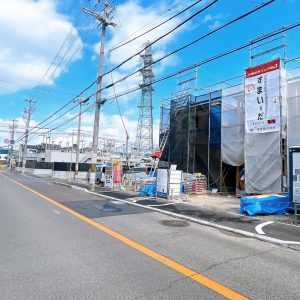 接面道路８ｍと広々してますので駐車も安心です♪(外観)