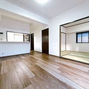 南向きバルコニーからたっぷり日差しがはいり、明るく暖かな空間は心地よい毎日をお過ごしいただけます(内装)