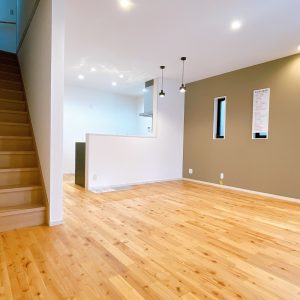 リビングにはダウンライトを採用し、すっきりとした明るい空間を演出しています。子育て世帯に人気の、リビング階段を採用した間取りです(^^)(居間)