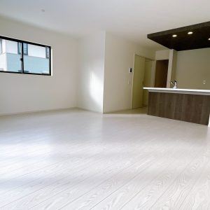 18帖の広々したリビングは白を基調としていて清潔感のあります。(居間)