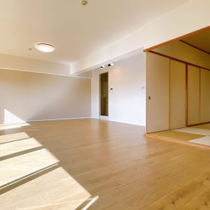 ４ＬＤＫを３ＬＤＫに間取り変更されたお部屋は１７．４４帖のゆとりのあるリビングを確保しており、家族が自然と集まります♪(居間)