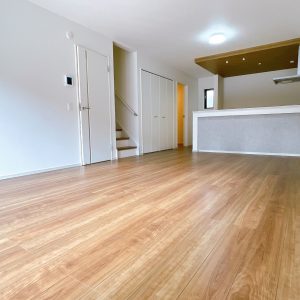 １８帖のリビングは開放感があって、家族が集まる憩いの空間です。２４時間換気システムも搭載、常に新鮮な空気が循環するようになっております。(居間)