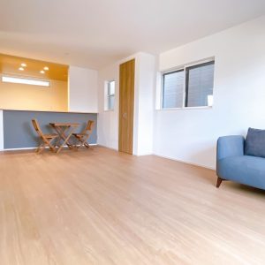 アクセントカラーを取り入れることにより、おしゃれなリビングに！奥行き感が出て、空間を広く演出してくれます♪(居間)