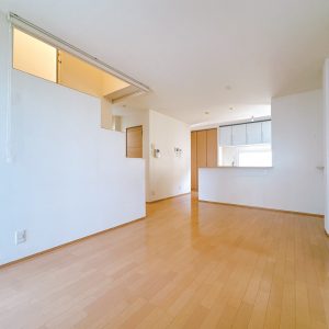 家族が自然と集まる2階リビングには床暖房を完備。足元からじんわり暖めてくれるため、寒い季節でもエアコンに頼りすぎず快適に過ごせる心地よい空間です。(居間)