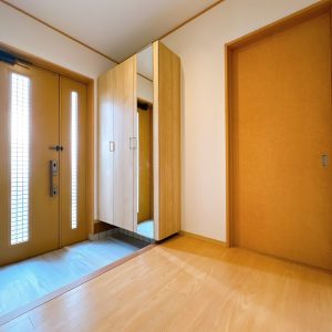 玄関スペースも広、くシューズインクローゼット付でたくさん靴を収納できるのでうれしい！(玄関)