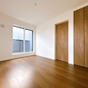 ちょっとした外スペースがあり、採光や換気にも配置された帖ようしつです。