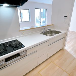 大きなキッチンアイテムも楽々収納出来るスライド収納が嬉しいシステムキッチン。(キッチン)