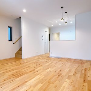 自然素材の床材を使用していてどのお部屋もあたたかみのある空間を演出しています♪(居間)