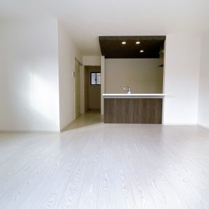 日当たりが良い南向きリビングで、日中は照明なしで過ごせそうです♪(居間)