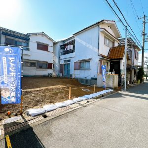 現地（2025年11月）撮影 全面道路は4.7ｍとゆとりがあります(外観)