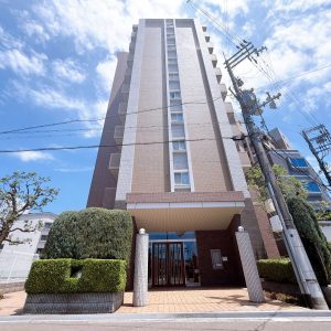 地下鉄御堂筋線始発のなかもず駅まで徒歩4分の立地◎のマンションです。9階住戸につき景観も良好です(^^)(外観)