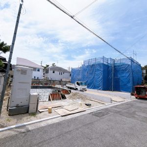 現地（２０２６年７月）撮影　全五区画分譲中！令和８年８月下旬完成予定です♪(外観)