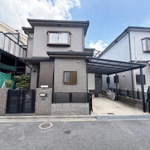 雨の日で安心して乗り降りできる屋根付き駐車場で、お車も汚れにくいですね(^^♪