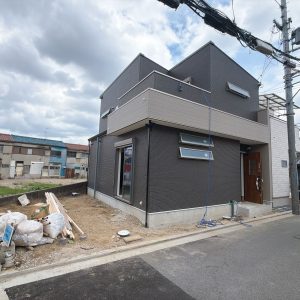 9月中旬完成予定。スタイリッシュなダークカラーを基調としたモダンな外観。シンプルながらも存在感のあるデザインが魅力の新築戸建です(外観)