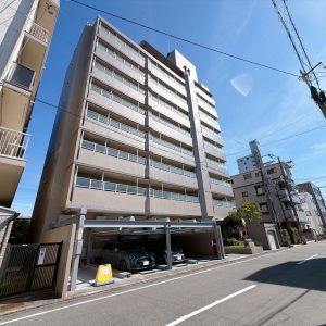 フルリフォーム歴のある専有面積71.35㎡・3LDKの住戸。所在階8階につき、景観も良好です(^^)(外観)