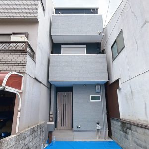 落ち着いた色合いでまとめられたスタイリッシュな外観が印象的な3階縦住宅。イオンモール北花田まで徒歩約7分、五箇荘東小学校まで徒歩約4分の好立地の新築戸建です♪(外観)