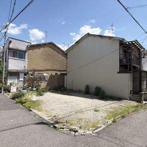 二方向から風と光を取り込む、開放感あふれる角地です！(外観)