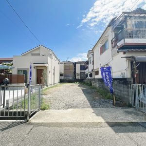 現地（2026年5月）撮影 小学校まで徒歩約10分でお子様がおられるご家庭には安心の立地です。(外観)