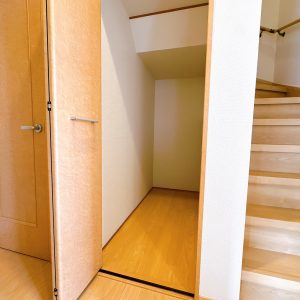 階段下収納は日用品のストックを置いておくこともできますし、アウトドア用品などの保管場所にもいいですね(^^♪