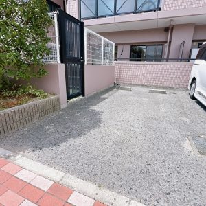 専用庭よりそのまま駐車場に出入りできるため、お車への移動もスムーズです