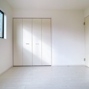 暖かい陽射しが差し込む6.1帖の居室は快適に過ご せる居室です。(内装)