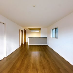 リビング全体を見渡せるカウンターキッチンは家族の様子を感じながら過ごせる安心設計♪(居間)