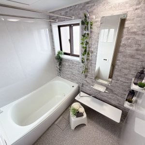 マンションで窓付き浴室は嬉しい！浴室暖房乾燥機付きなのでお風呂を綺麗に保てます(^^)