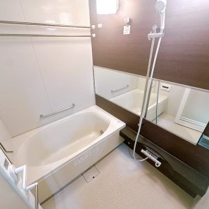 浴室暖房乾燥機付きで季節を問わず快適にご利用いただけます。梅雨の時期は浴室乾燥で衣類干しを、冬は入浴前に浴室を温めて快適なバスタイムをお楽しみください（＾＾♪(風呂)