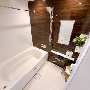 暖房・乾燥・換気・涼風の機能を兼ね備えた浴室乾燥機！お風呂でリラックスタイムを満喫できるのはもちろんの事、洗濯物の乾きにくい梅雨や、夜間のお洗濯に大活躍です！(風呂)