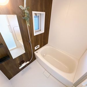 浴室暖房乾燥機を標準装備。雨の日や花粉の季節でも室内干しができるほか、浴室を快適な温度に保てる便利な設備です(風呂)
