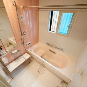 浴室暖房乾燥機を標準装備。雨の日や花粉の季節でも室内干しができるほか、浴室を快適な温度に保てる便利な設備です