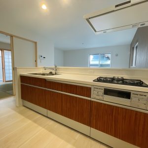 3口ガスコンロ（グリル付き）レンジフードもお手入れが楽なタイプです♪(キッチン)