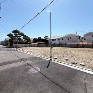 現地（２０２６年４月）撮影前面道路幅員５．４３ｍとしっかりと確保されておりますので、駐車も安心です♪(外観)