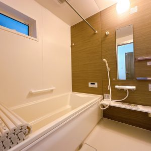 浴室乾燥機を備えており、雨の日や夜間でも洗濯物を乾かせる快適なバスルームです。(風呂)