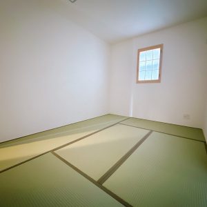 1階の6.5帖の和室は畳のぬくもりを感じられ家族の寛ぎ空間や、お子様の遊び場にするのもおススメです♪