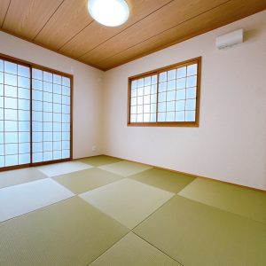 琉球畳を採用しており、和モダンなデザイン性のある和室となっております。(内装)