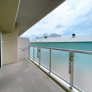 三脚を立ててお布団の天日干しも出来る広さです♪