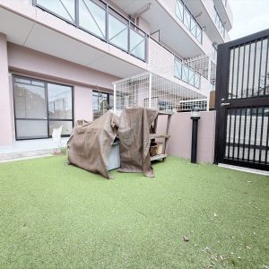 お部屋から出入りできる専用庭では、ガーデニングやお子様とのちょっとした外遊びなど、戸建て感覚の楽しみ方ができます♪