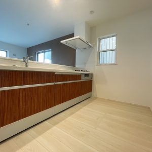 ガスコンロ奥に壁がないので 開けた空間になってます♪ 床下収納もご活用ください！(キッチン)