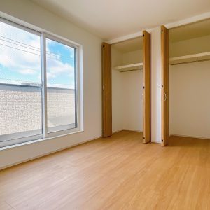 収納スペースの豊富な６．５帖の洋室はお部屋を綺麗に保つことができ、快適に過ごせます♪